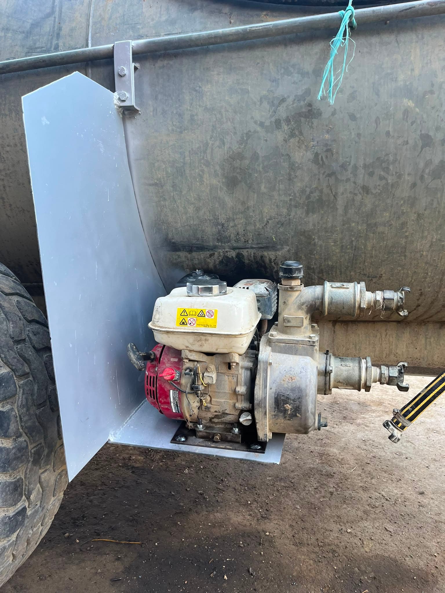 Fabrication d'un support de pompe à eau sur tonne à eau — photo 1