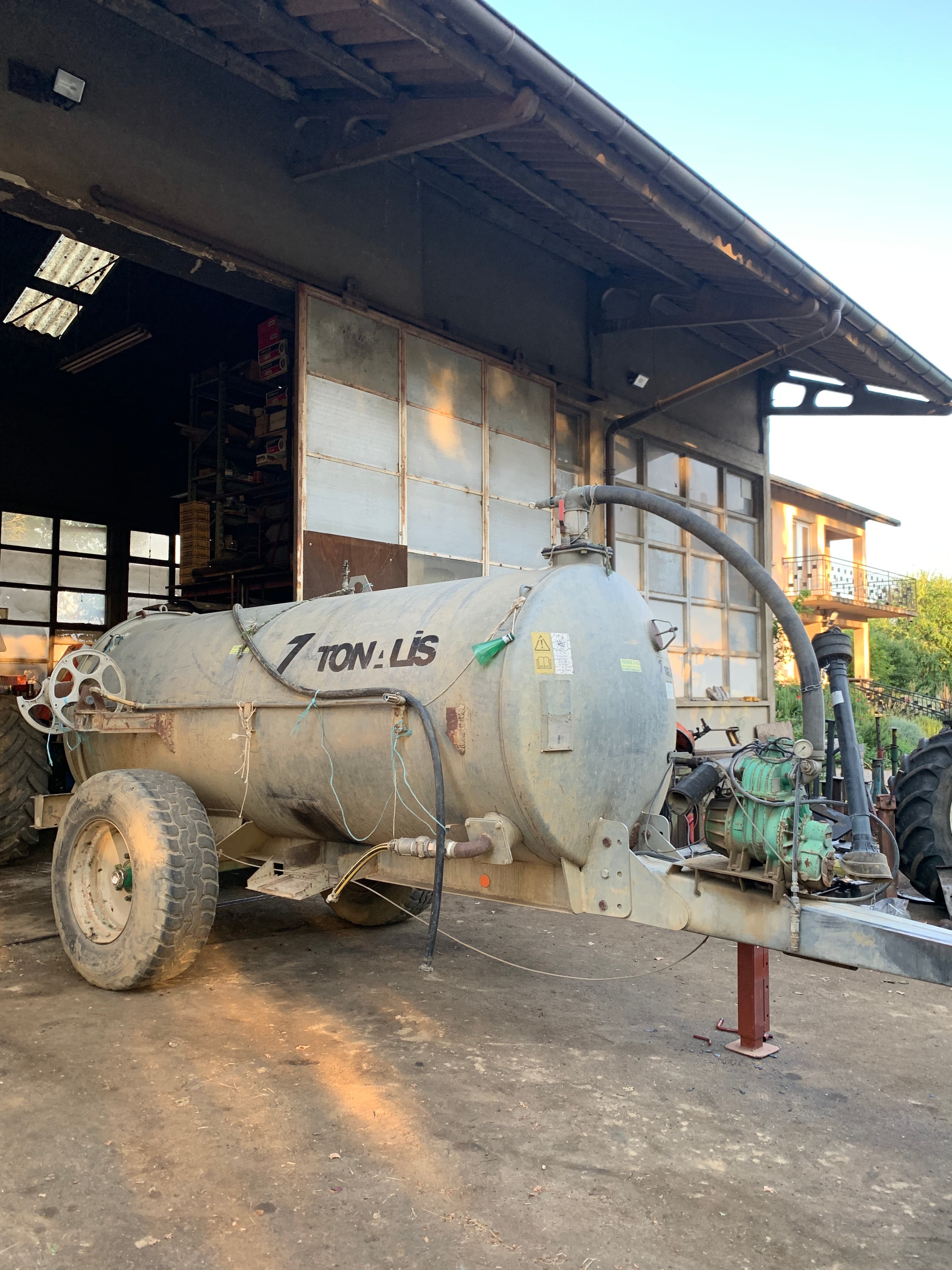Fabrication d'un support de pompe à eau sur tonne à eau — photo 2